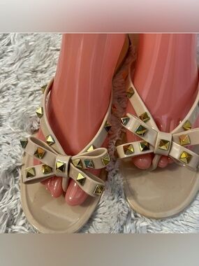 Valentino Style Studded Bow Flat Sandals. Size 8.5